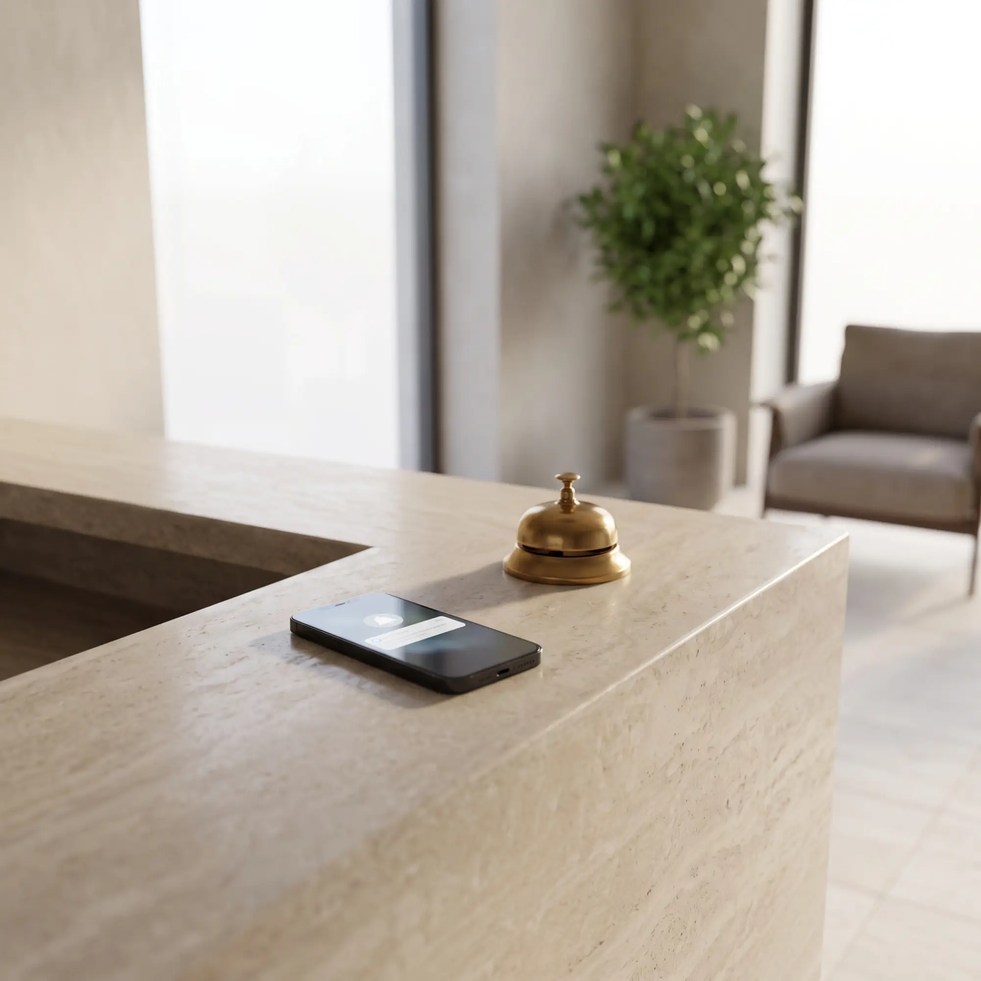 Otel resepsiyonunda toplu SMS bildirimi gösteren telefon